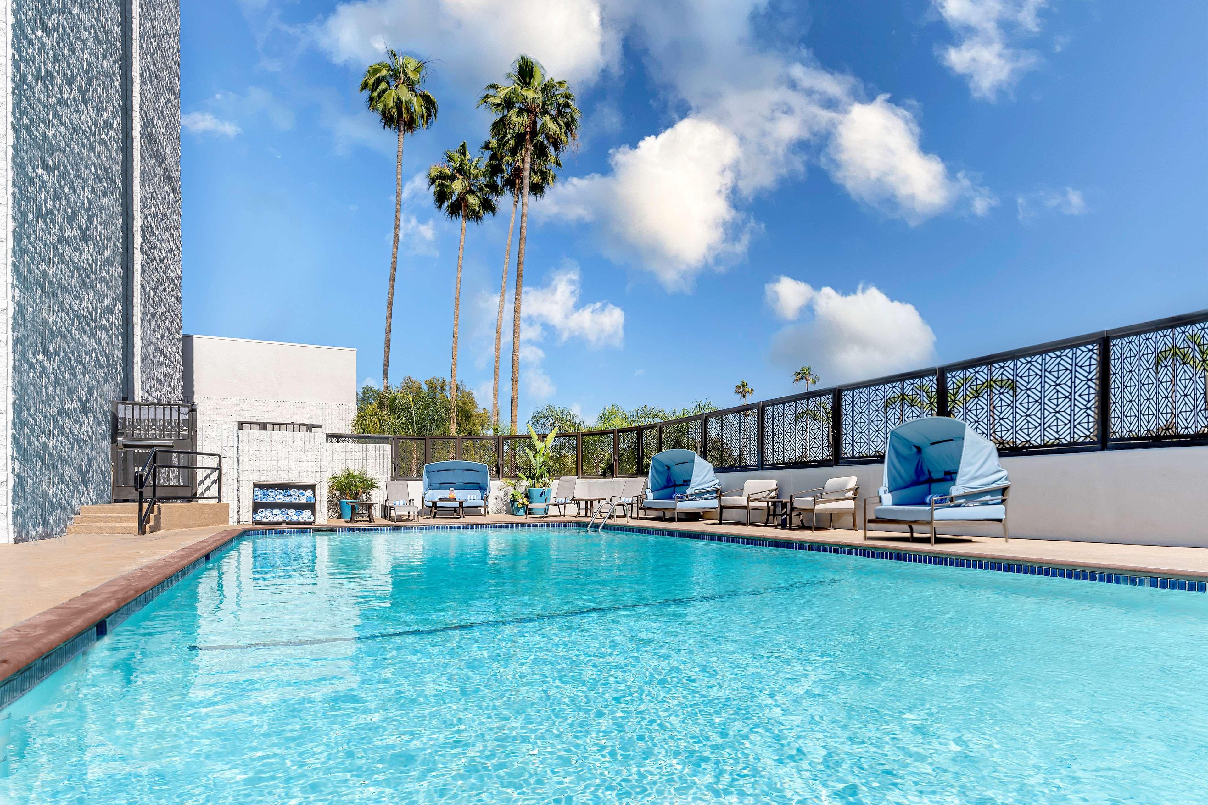 Hilton Pasadena Hotel Exterior photo