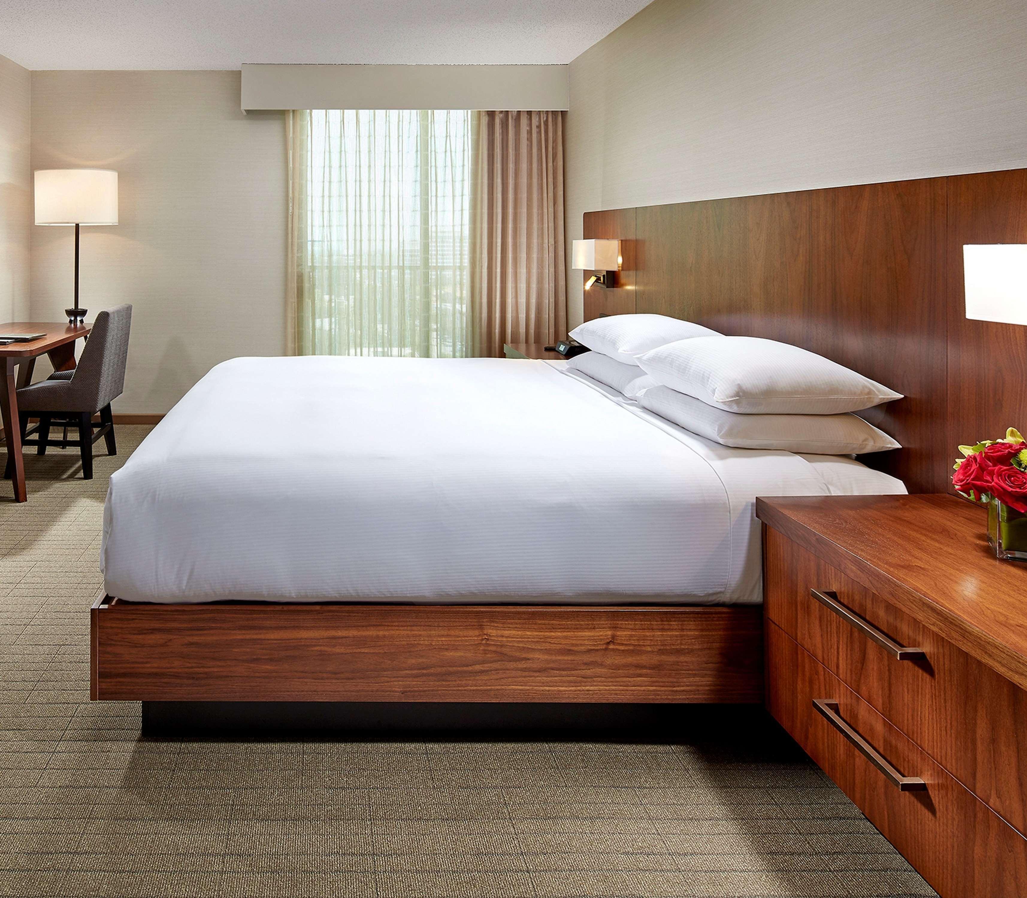 Hilton Pasadena Hotel Exterior photo