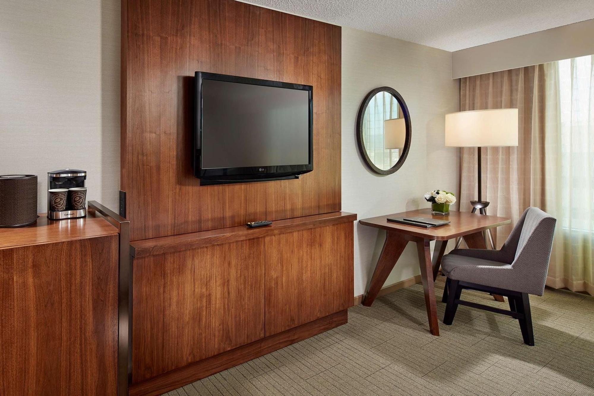Hilton Pasadena Hotel Exterior photo